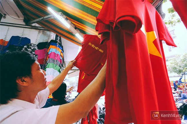 Một không khí rất khác trước ngày diễn ra trận chung kết U23 Châu Á: Màu cờ sắc áo đã tràn ngập khắp phố phường! - Ảnh 2.