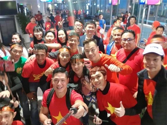 Clip: Bình Minh và dàn sao Việt hào hứng bay sang Trung Quốc lúc 4 giờ sáng để kịp cổ vũ U23 Việt Nam - Ảnh 3.