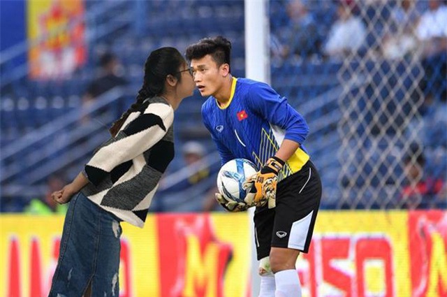 Cười nghiêng ngả với bộ ảnh cùng thủ môn Bùi Tiến Dũng đi khắp muôn nơi của cô gái Hải Phòng-5