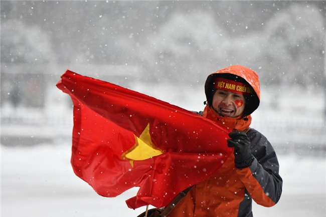 Tuyet phu kin san van dong dien ra tran chung ket U23 chau A hinh anh 17