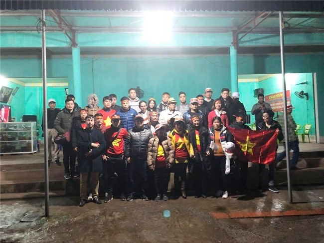 Đi Trung Quốc xem U23 Việt Nam, 64 hành khách bị công ty du lịch “bỏ bom” mắc kẹt ở cửa khẩu Móng Cái - Ảnh 1.