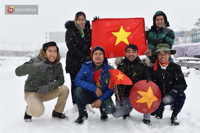 CĐV Việt Nam lội mưa tuyết trắng xóa, tới sân cổ vũ thầy trò HLV Park Hang Seo - Ảnh 1.