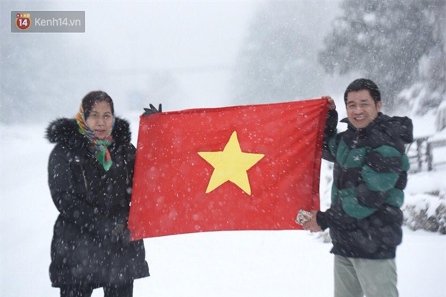 CĐV Việt Nam lội mưa tuyết trắng xóa, tới sân cổ vũ thầy trò HLV Park Hang Seo - Ảnh 2.