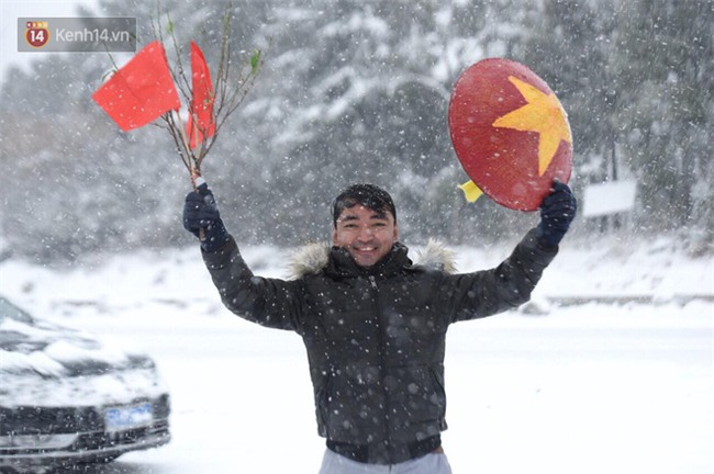 CĐV Việt Nam lội mưa tuyết trắng xóa, tới sân cổ vũ thầy trò HLV Park Hang Seo - Ảnh 7.