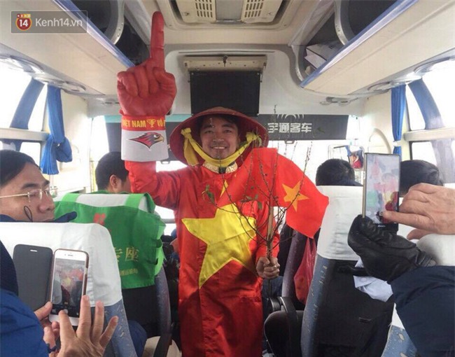 CĐV Việt Nam lội mưa tuyết trắng xóa, tới sân cổ vũ thầy trò HLV Park Hang Seo - Ảnh 8.