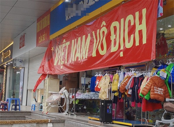 Hà Nội: Cư dân chung cư góp tiền thuê màn hình LED, mua đồ nhậu cháy hết mình cùng U23 Việt Nam - Ảnh 4.