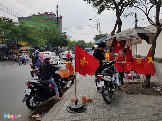 Fanzone nong bong cho don tran cau lich su cua U23 Viet Nam hinh anh 2