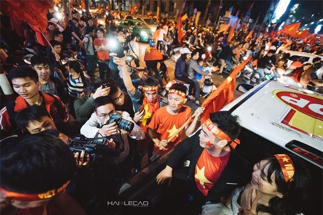 Không khí sục sôi trước trận chung kết U23: cô dâu chú rể cũng ăn theo “trend” ảnh cưới bóng đá - Ảnh 10.