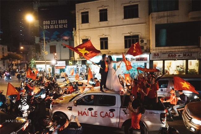 Không khí sục sôi trước trận chung kết U23: cô dâu chú rể cũng ăn theo “trend” ảnh cưới bóng đá - Ảnh 16.