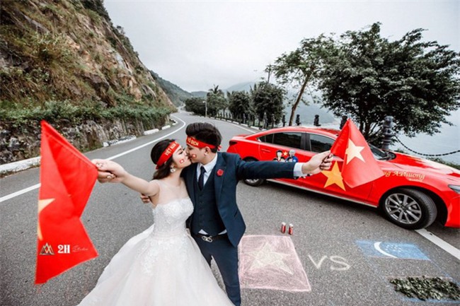 Không khí sục sôi trước trận chung kết U23: cô dâu chú rể cũng ăn theo “trend” ảnh cưới bóng đá - Ảnh 4.