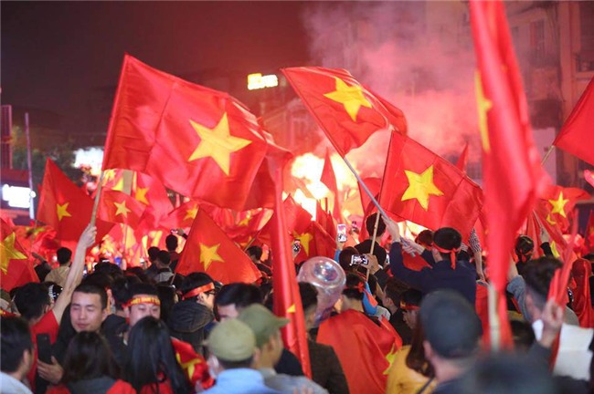 choang vang voi nhung cap vo chong “an choi khong so mua roi” mung u23 viet nam - 2