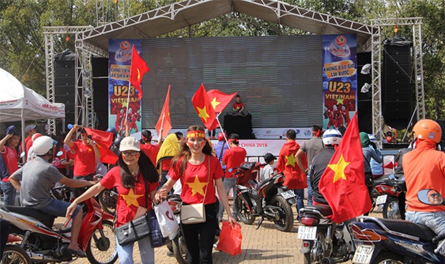Fanzone My Dinh nong bong cho tran cau lich su cua U23 Viet Nam hinh anh 12