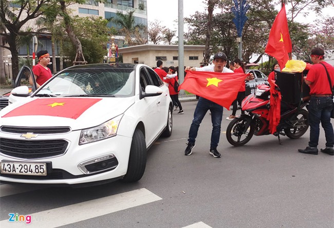 Fanzone My Dinh nong bong cho tran cau lich su cua U23 Viet Nam hinh anh 1