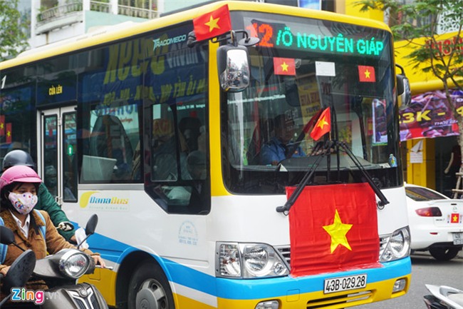 Fanzone My Dinh nong bong cho tran cau lich su cua U23 Viet Nam hinh anh 2