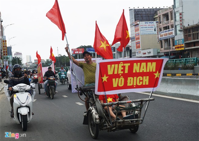 Fanzone My Dinh nong bong cho tran cau lich su cua U23 Viet Nam hinh anh 3