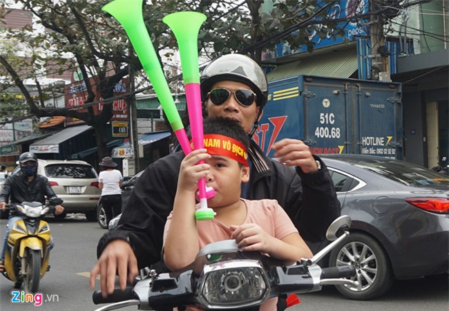 Fanzone My Dinh nong bong cho tran cau lich su cua U23 Viet Nam hinh anh 4