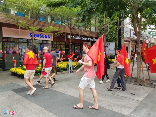 Fanzone My Dinh nong bong cho tran cau lich su cua U23 Viet Nam hinh anh 3