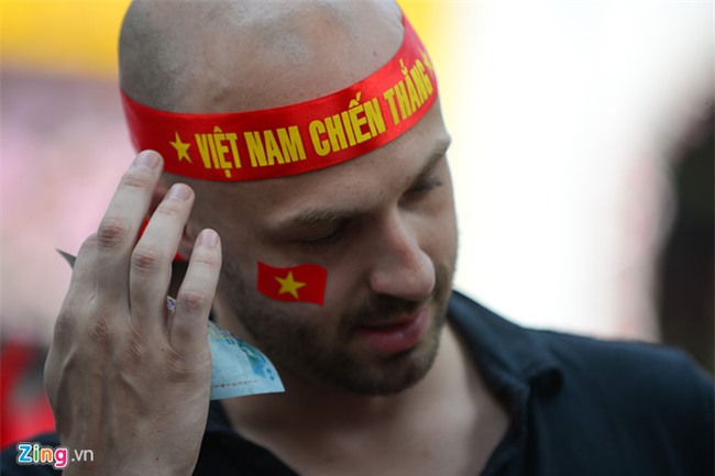 Fanzone My Dinh nong bong cho tran cau lich su cua U23 Viet Nam hinh anh 4