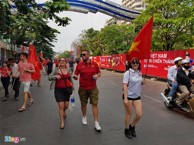 Fanzone My Dinh nong bong cho tran cau lich su cua U23 Viet Nam hinh anh 5