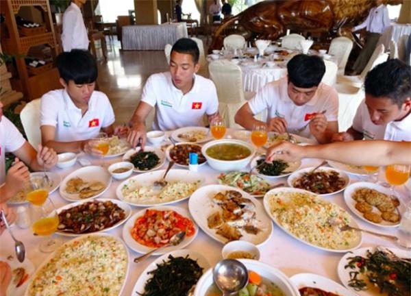 an the nay, tap the kia, bao sao chi can coi ao la u23 "chiem tron" trai tim chi em! - 2