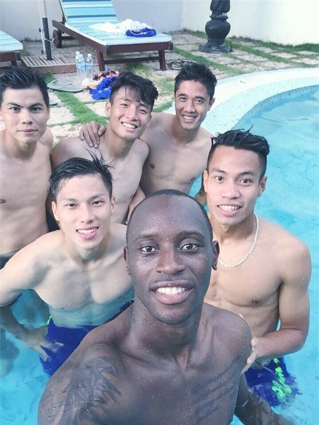 an the nay, tap the kia, bao sao chi can coi ao la u23 "chiem tron" trai tim chi em! - 4