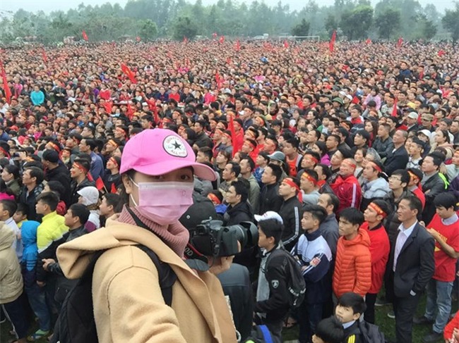 Fanzone My Dinh vo oa khi Quang Hai ghi ban hinh anh 2