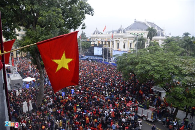 Fanzone My Dinh vo oa khi Quang Hai ghi ban hinh anh 11