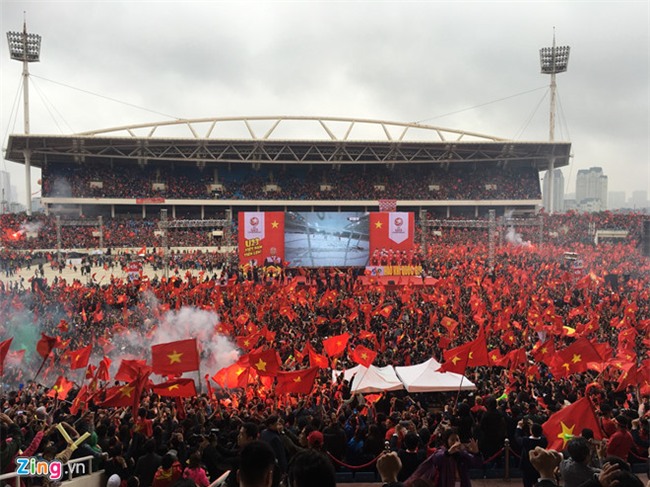 Fanzone My Dinh vo oa khi Quang Hai ghi ban hinh anh 8