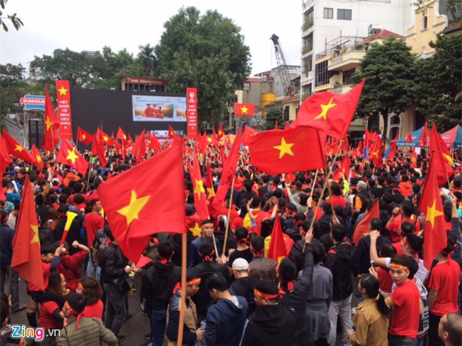 Fanzone My Dinh vo oa khi Quang Hai ghi ban hinh anh 9