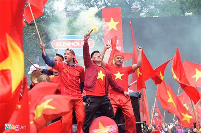 Fanzone My Dinh vo oa khi Quang Hai ghi ban hinh anh 10