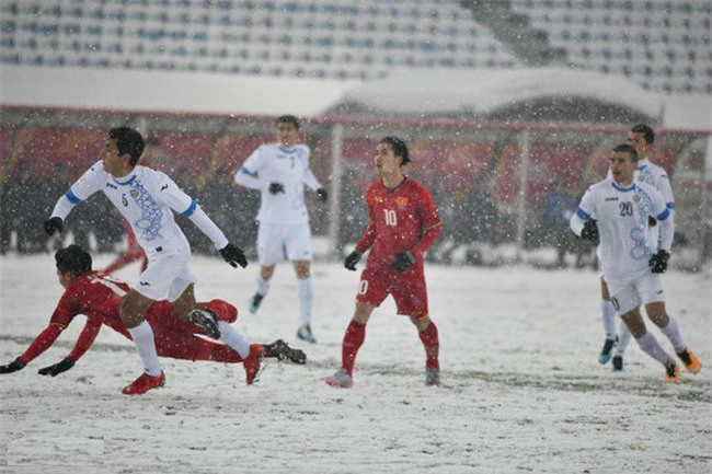 vi sao u23 uzbekistan mac ao trang trong troi mua tuyet? hinh anh 1