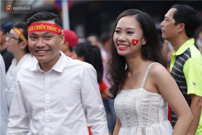 TP. HCM: Cô dâu chú rể gây chú ý khi chụp ảnh cưới giữa hàng nghìn người hâm mộ trước trận chung kết U23 Việt Nam - Ảnh 2.