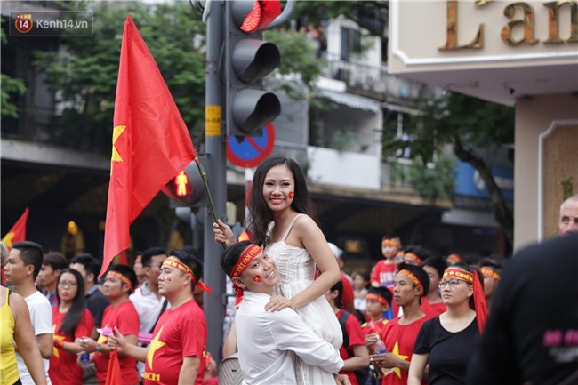 TP. HCM: Cô dâu chú rể gây chú ý khi chụp ảnh cưới giữa hàng nghìn người hâm mộ trước trận chung kết U23 Việt Nam - Ảnh 3.