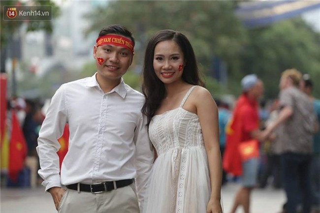 TP. HCM: Cô dâu chú rể gây chú ý khi chụp ảnh cưới giữa hàng nghìn người hâm mộ trước trận chung kết U23 Việt Nam - Ảnh 4.