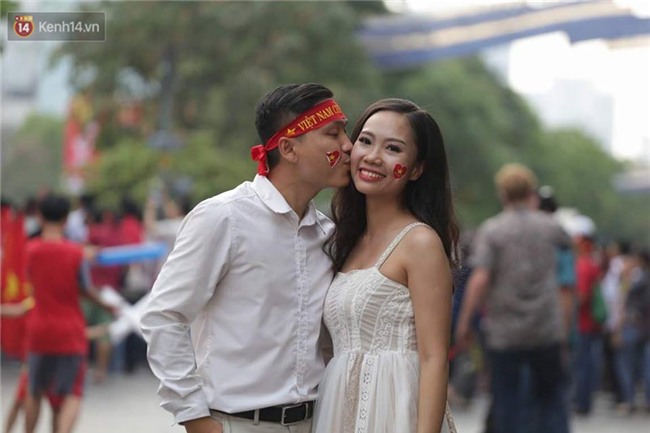 TP. HCM: Cô dâu chú rể gây chú ý khi chụp ảnh cưới giữa hàng nghìn người hâm mộ trước trận chung kết U23 Việt Nam - Ảnh 6.