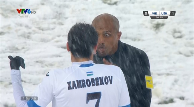 Trọng tài bắt chính trận chung kết U23 Việt Nam - U23 Uzbekistan được khen hết lời - Ảnh 2.