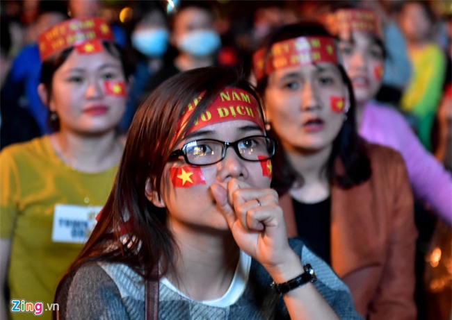 Fanzone My Dinh kin sac do trong tran chung ket cua U23 Viet Nam hinh anh 2