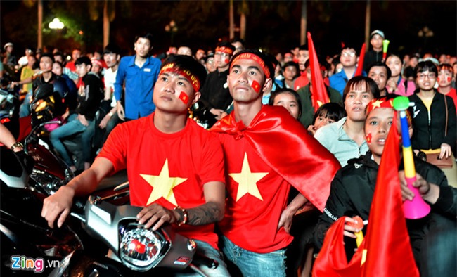 Fanzone My Dinh kin sac do trong tran chung ket cua U23 Viet Nam hinh anh 3