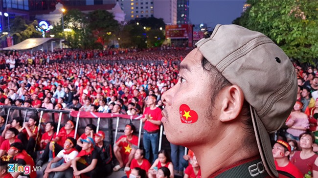 Fanzone My Dinh kin sac do trong tran chung ket cua U23 Viet Nam hinh anh 8