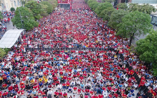 Báo chí Trung Quốc choáng váng vì cảnh tượng biển người cổ vũ cho đội tuyển Việt Nam ở SVĐ Mỹ Đình - Ảnh 3.