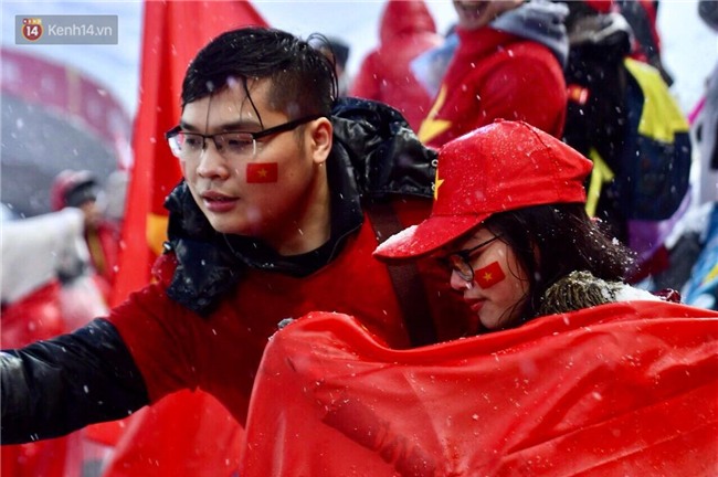 Khoảnh khắc không bao giờ quên: U23 Việt Nam cúi chào tri ân người hâm mộ đã sát cánh trong trận chung kết lịch sử - Ảnh 2.