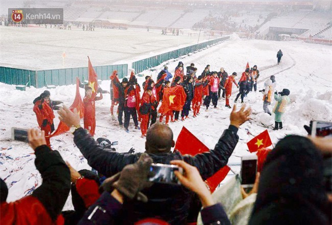 Khoảnh khắc không bao giờ quên: U23 Việt Nam cúi chào tri ân người hâm mộ đã sát cánh trong trận chung kết lịch sử - Ảnh 10.