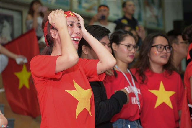 Nghe si Viet khoc, chet lang khi U23 Viet Nam thua o phut 119 hinh anh 2