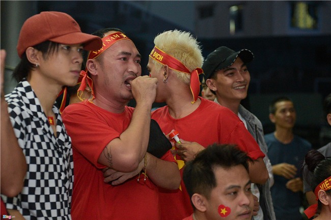 Nghe si Viet khoc, chet lang khi U23 Viet Nam thua o phut 119 hinh anh 3
