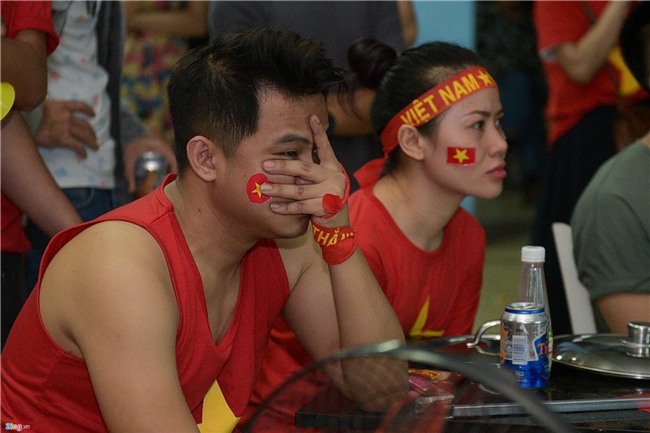 Nghe si Viet khoc, chet lang khi U23 Viet Nam thua o phut 119 hinh anh 4