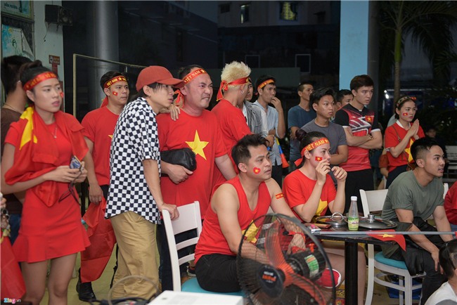 Nghe si Viet khoc, chet lang khi U23 Viet Nam thua o phut 119 hinh anh 5