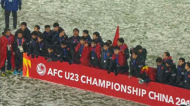 Hàng loạt cầu thủ U23 giăng status xin lỗi, cổ động viên trả lời: Chúng tôi không cần cúp, chúng tôi cần các anh! - Ảnh 1.