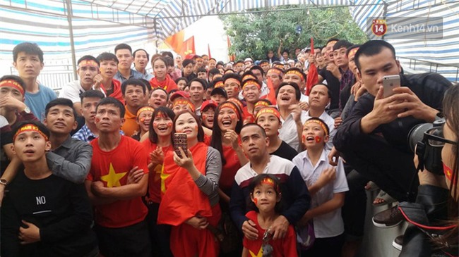 Mẹ Tiến Dũng bật khóc, mẹ Công Phượng xin lỗi, mong khán giả đừng trách móc các cầu thủ sau trận chung kết U23 Châu Á - Ảnh 1.