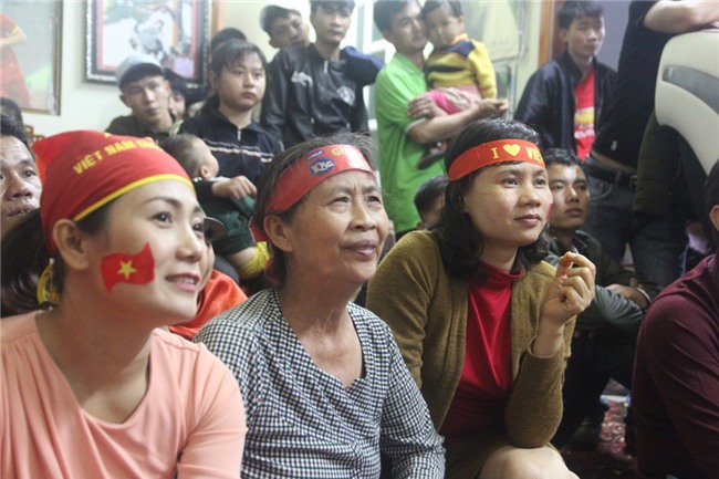 Mẹ Tiến Dũng bật khóc, mẹ Công Phượng xin lỗi, mong khán giả đừng trách móc các cầu thủ sau trận chung kết U23 Châu Á - Ảnh 4.