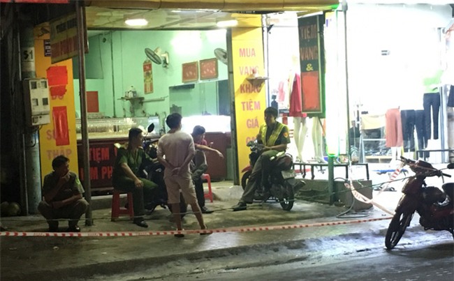 Hai vợ chồng lao ra đường ẩu đả, vợ chết chồng nguy kịch